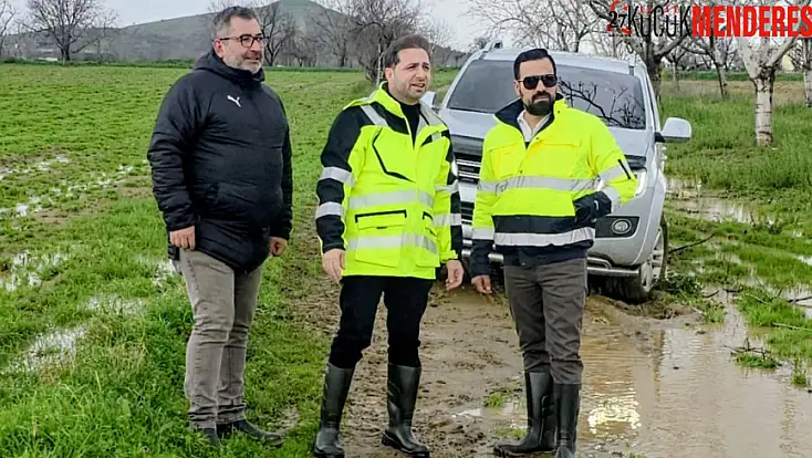 Tire’de sel incelemesinden zor anlar: Başkan gazeteciyi kurtardı