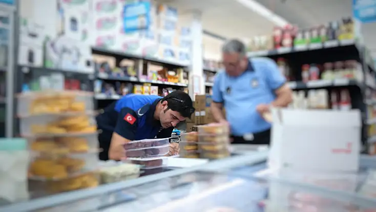 Tire’de Zabıta, Marketteki Tarihi Geçmiş Ürünlere El Koydu