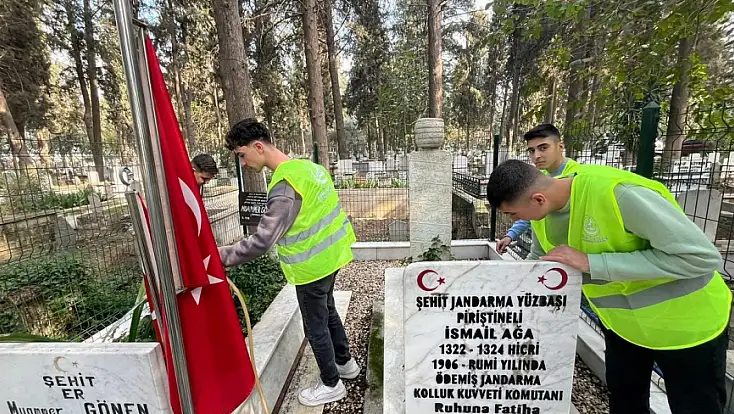 Ülkü Ocakları Ödemiş’te Şehitliği Ziyaret Etti ve Temizlik Çalışması Yaptı