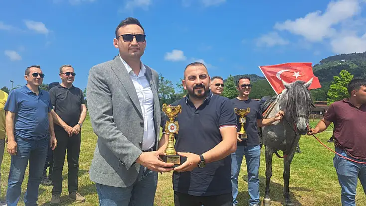 Ünye’de Rahvan At Yarışlarına Yoğun İlgi: Bayram Coşkusu Yarış Heyecanıyla Buluştu