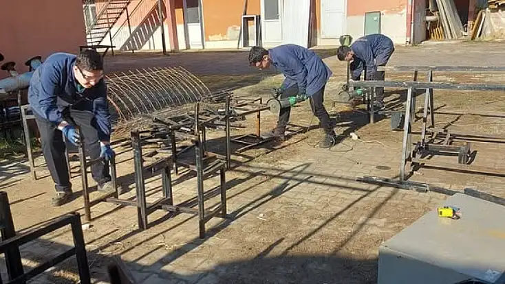 ÖDEMİŞ M.T.A. LİSESİ’NDE “ATIK MALZEMEDEN SANATA” PROJESİ