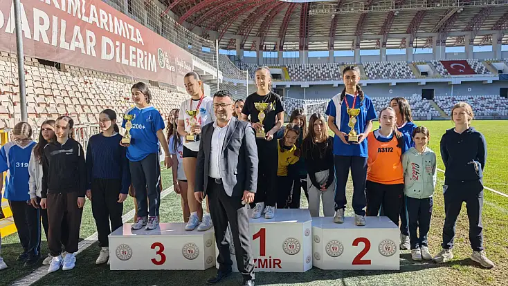 TİRE’DE KIR KOŞUSUNDA DERECEYE GİREN ÖĞRENCİLER ÖDÜLLENDİRİLDİ