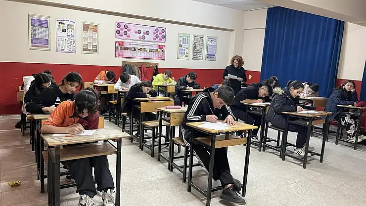 8.Sınıf Öğrencilerine Akşam Denemesi Yapılıyor
