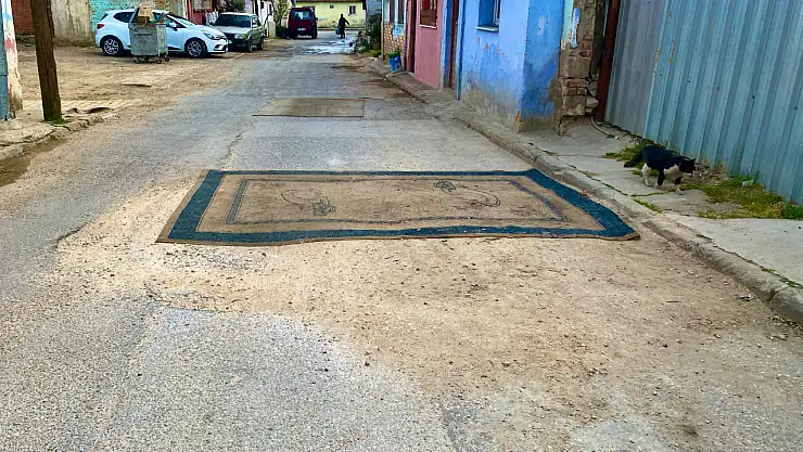 Açılan Deliği 4 Metrekare Halı Bile Kapatamadı: İzmir Ödemiş'teki Mahalleli Çaresiz