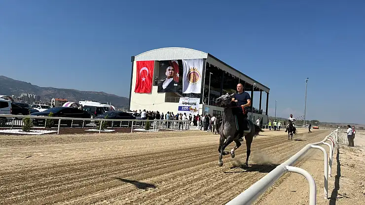 Afyonkarahisar Geleneksel Rahvan At Yarışları Nefes Kesti
