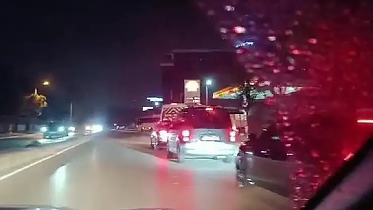 Akaryakıt kuyruğunda  AKP’nin Dombıra ezgisini kullandığını seçim şarkısı çalındı