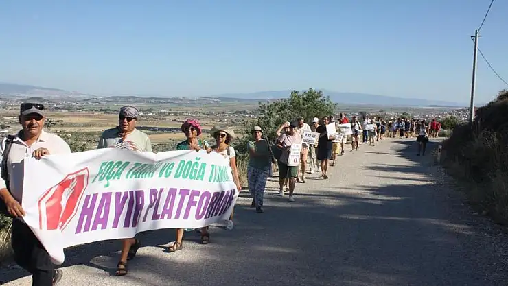 Akbelen için Foça’da insan zinciri oluştu