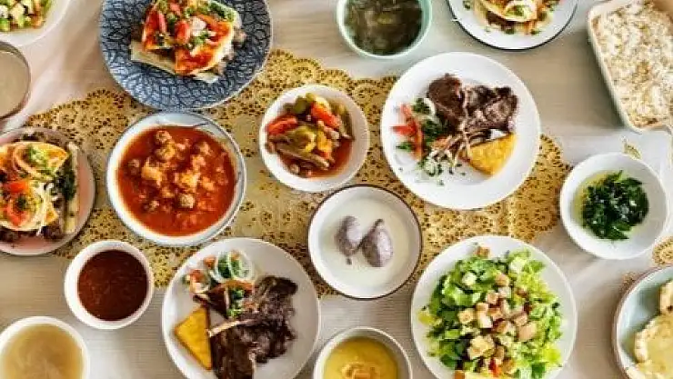 Akşam yemek yeme hangi saatte bitmeli?
