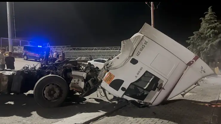 Aliağa'da korkutan kaza: Tır bariyere saplandı, 2 yaralı