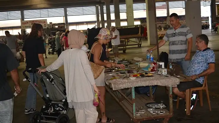 Aliağa’daki antika pazarı vatandaşları geçmişe götürüyor