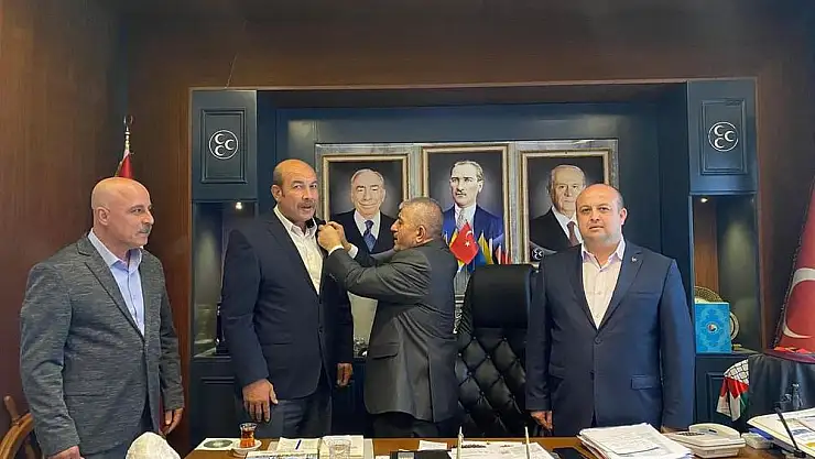 ANAP'lı Canıdar ekibiyle MHP rozeti taktı