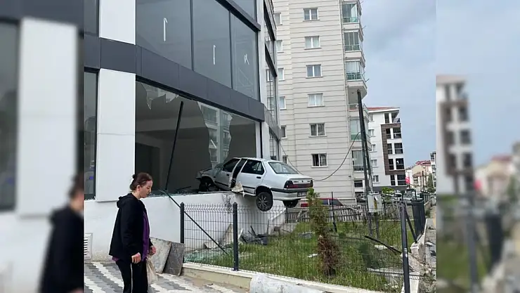 Ankara'da fıkra gibi kaza, kaldırımdan seken araç dükkanda asılı kaldı