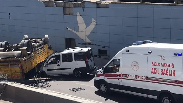 Ankara'da Kuğulu Alt Geçidi'ne kamyon düştü