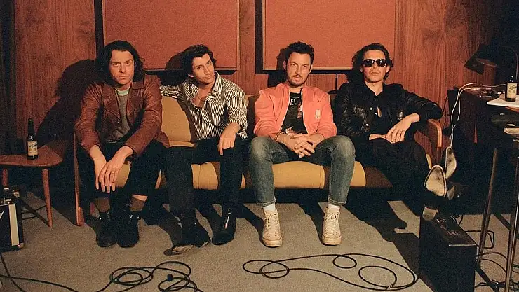 Arctic Monkeys ‘Halhal’ı çaldı