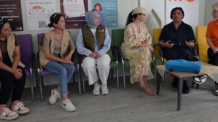 Ashley Judd  afetzedelerle buluştu