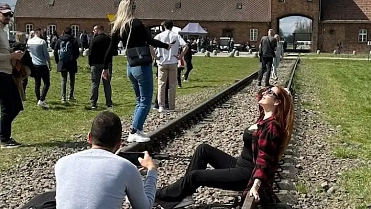Auschwitz Kampı’nda çekilen o fotoğrafa büyük tepki