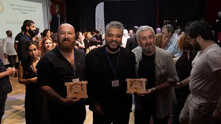 Ayvalık Tiyatrosuna iki ödül birden