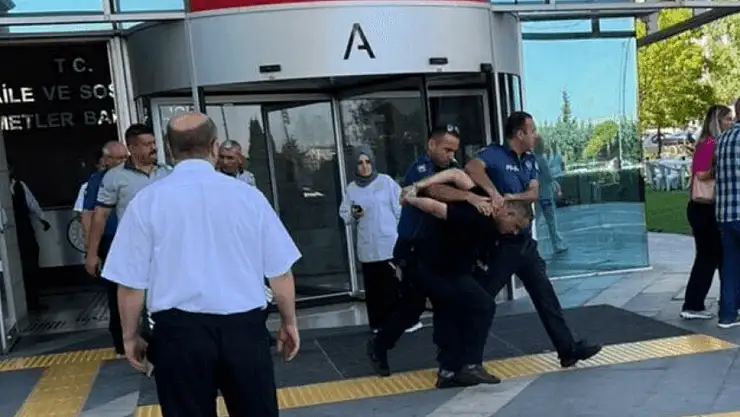 Bakanlığın önünde “açım, kiramı ödeyemiyorum” diyen vatandaşa ters kelepçe