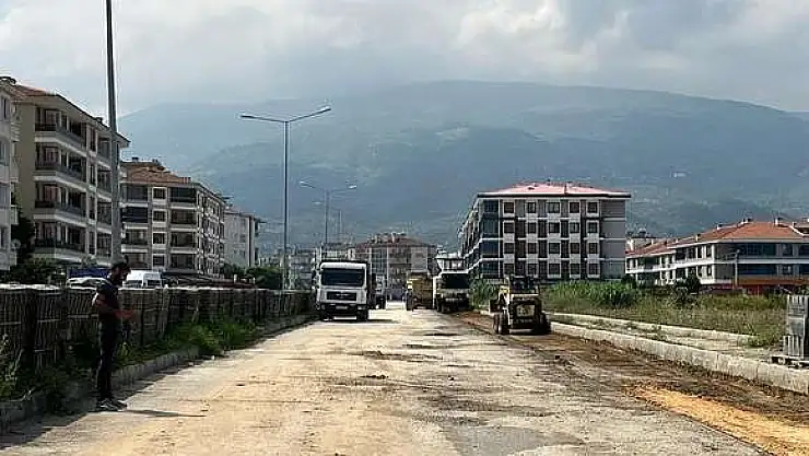 Başkan Duran Fatih Mahallesi Ayasofya Caddesi’nde beton parke taş çalışmaları için incelemede bulundu.