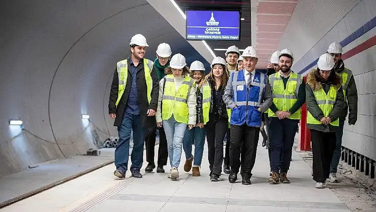 Başkan Soyer İzmir'in yeni metrosunda üniversite öğrencileriyle buluştu