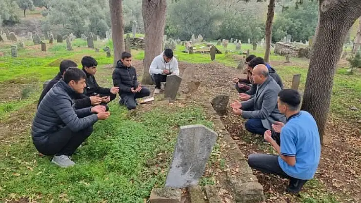 Bayındır'da Öğretmen ve Öğrenciler, Vefat Eden Öğretmenleri Kabirleri Başında Andı