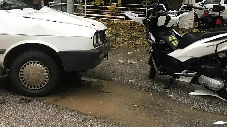 BAYINDIR'DA MOTORSİKLET İLE OTOMOBİL KAFA KAFAYA ÇARPIŞTI