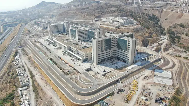 Bayraklı Şehir Hastanesi'nin açılışı 8. kez ertelendi