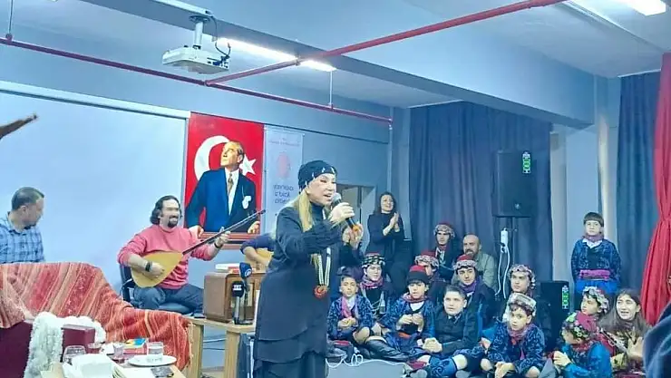 BEDİA AKARTÜRK GENÇLERLE SÖYLÜYOR, SÖYLEŞİYOR