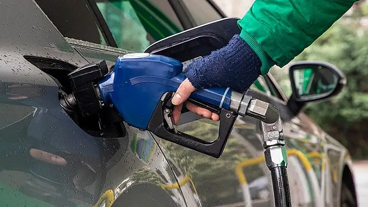 Benzine gece yarısından itibaren 90 kuruşluk indirim bekleniyor