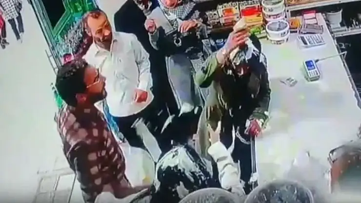 Bir adam, başörtüsü takmayan iki kadının kafasına yoğurt döktü