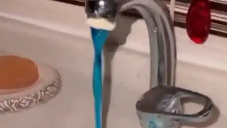 Bu suyun rengi başka