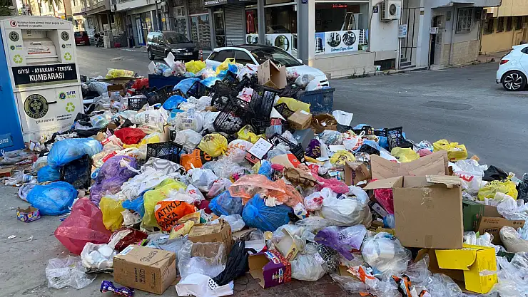 BUCA'DA İŞÇİLERİN EYLEMİ 7. GÜNÜNDE, ÇÖPLER CADDELERDE YIĞILIYOR