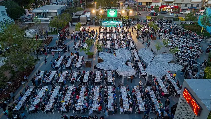 Bucalılar Kadir Gecesi'nde aynı sofrada