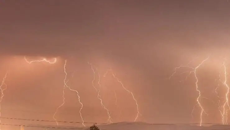 Bursa şimşeklerle aydınlandı