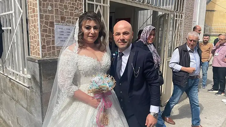 Bursa’dan renkli anlar…Oy vermeye gelinlikle gitti