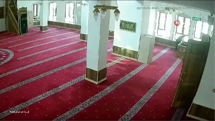 Camide akıl almaz hırsızlık