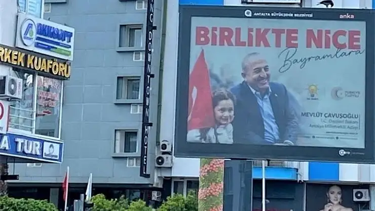 Çavuşoğlu’nun pankartına toplatma kararı