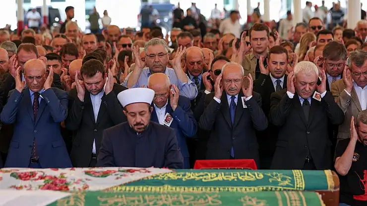 CHP'li Özkan annesini son yolculuğuna uğurladı