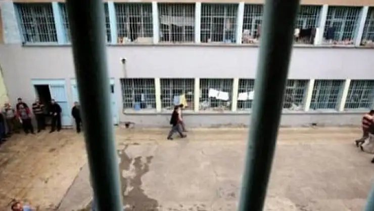 Covid-19 izniyle dışarı çıkan mahkumlara müjde