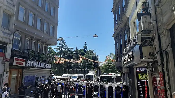 Cumartesi Anneleri’ne ters kelepçe