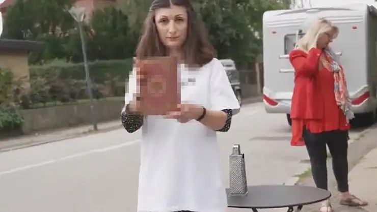 Danimarka’da İran Büyükelçiliği Önünde Kuran-ı Kerim’i Parçaladı