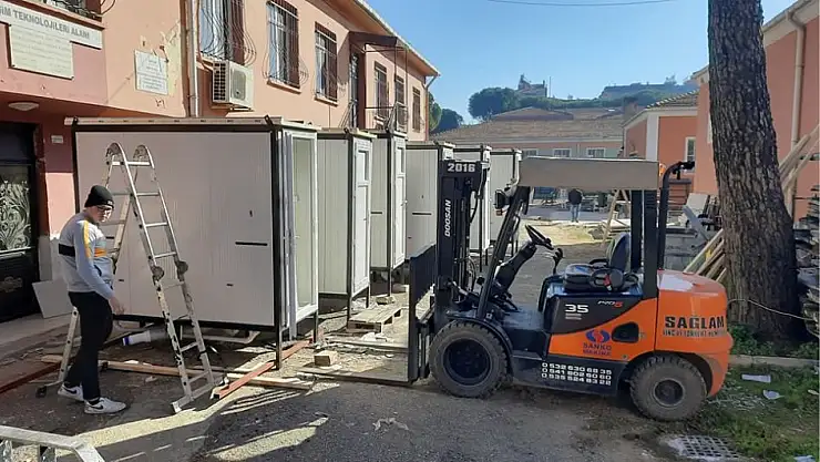 Depremzedeler için tuvalet kabini üretildi