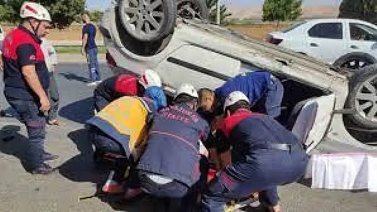Devrilen otomobilin sürücüsü yaralandı