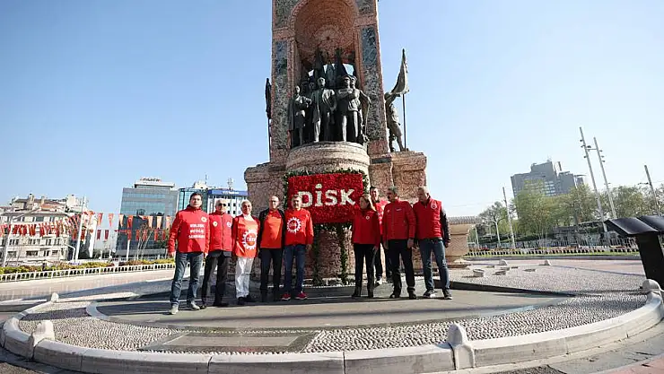 DİSK, Taksim’de Cumhuriyet Anıtı’na çelenk bıraktı