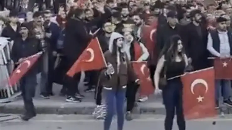 Düşen Türk Bayrağı yerde kalmadı