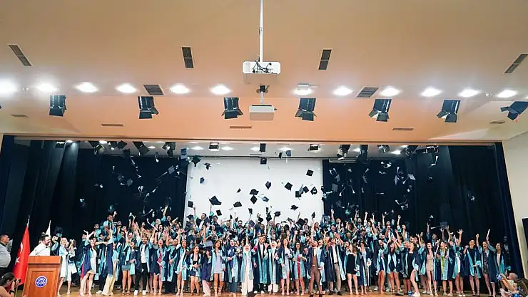 Ege üniversitesi’ nde mezuniyet coşkusu