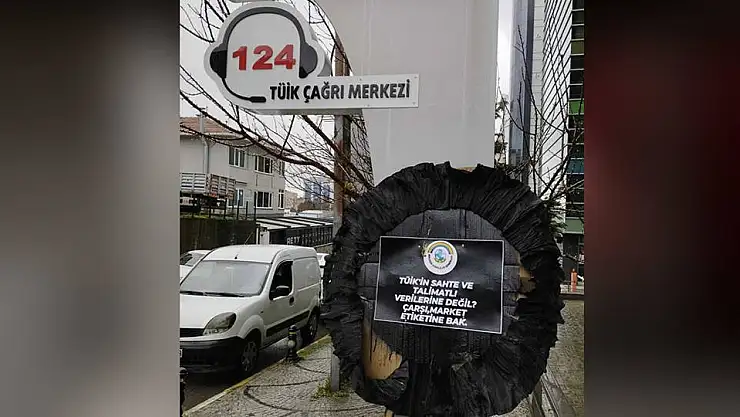Emekliler İstanbul’da TÜİK önüne siyah çelenk bıraktı