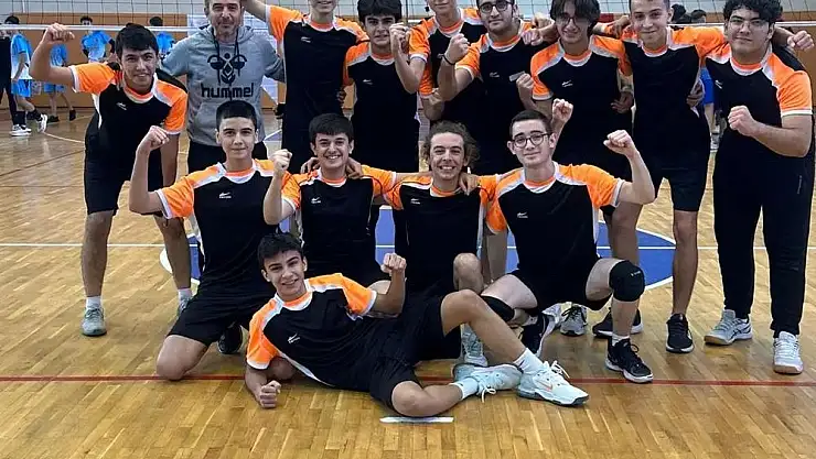 ERKEK VOLEYBOL TAKIMI İLÇE FİNALLERİNDE