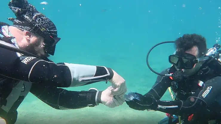 Fethiye’de Deniz Dibinde Şeker ve Kolonya İkramlı Bayramlaşma