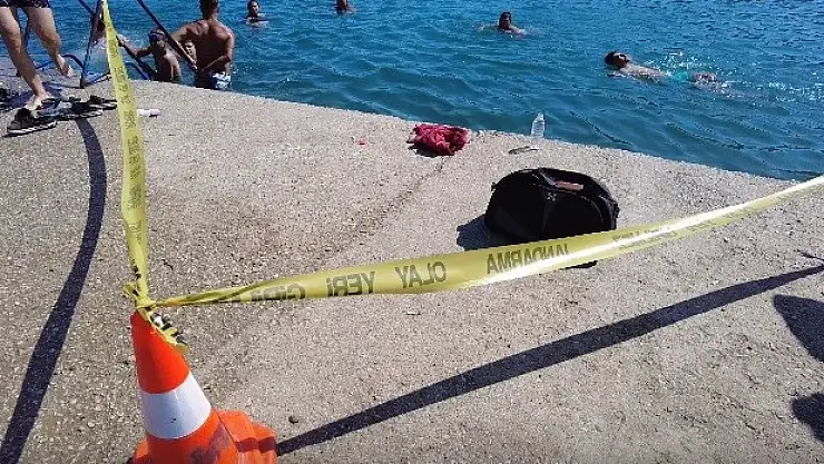 Foça ilçesinde denizde yaşlı bir adam ölü bulundu.